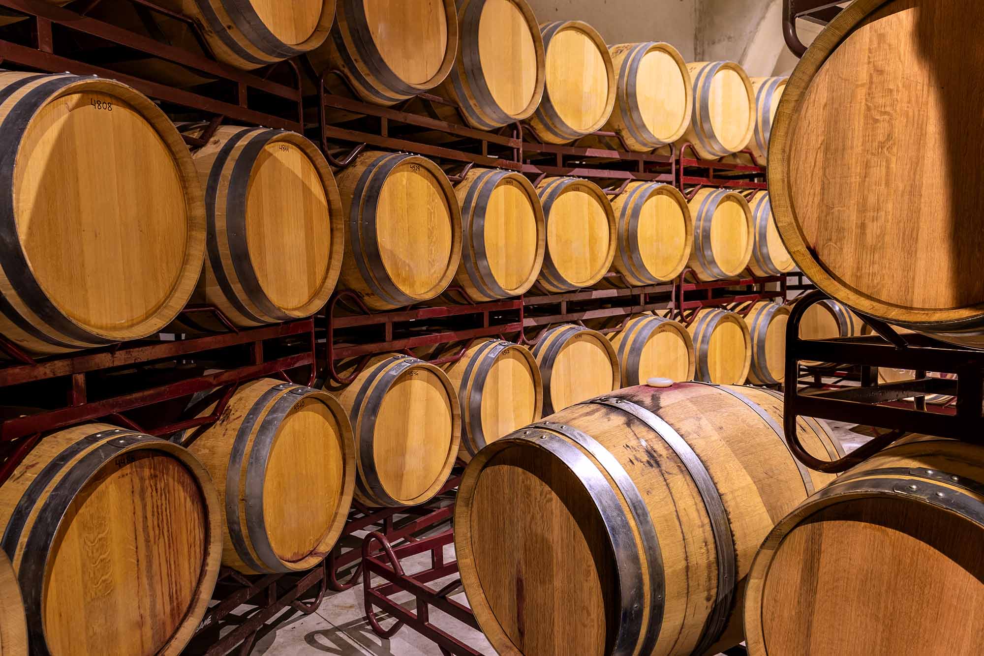 Barrique di rovere in cantina, affinamento vini francesi