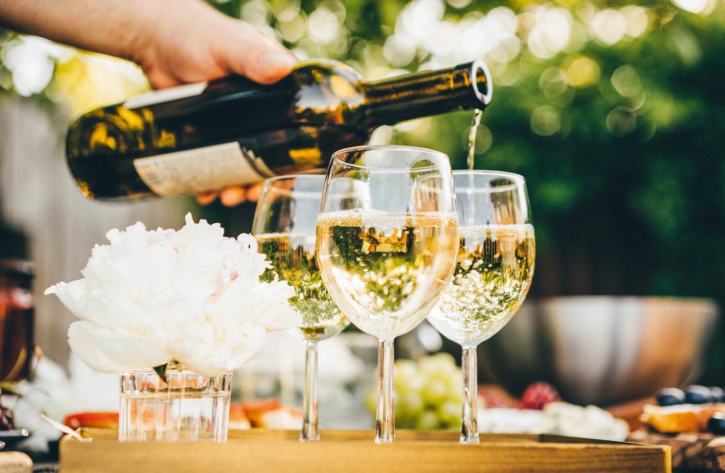 Calici di vino dealcolato bianco in degustazione