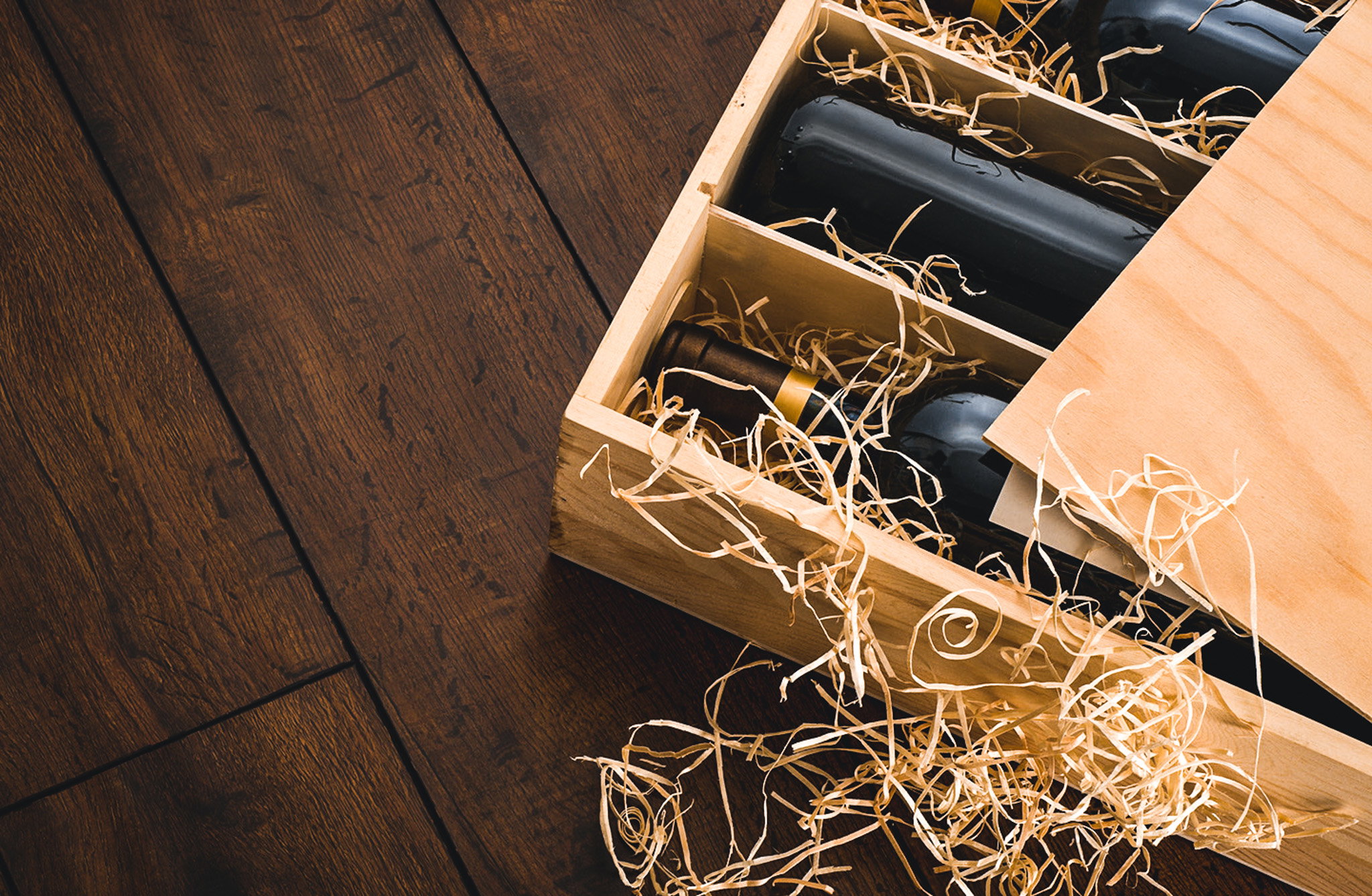 Bottiglia di vino francese in cassetta di legno, simbolo dei grandi classici di Francia