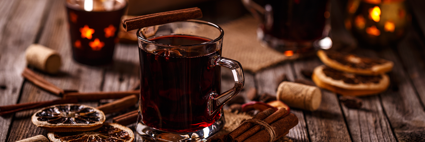 Tavola con ingredienti per fare vin brulè