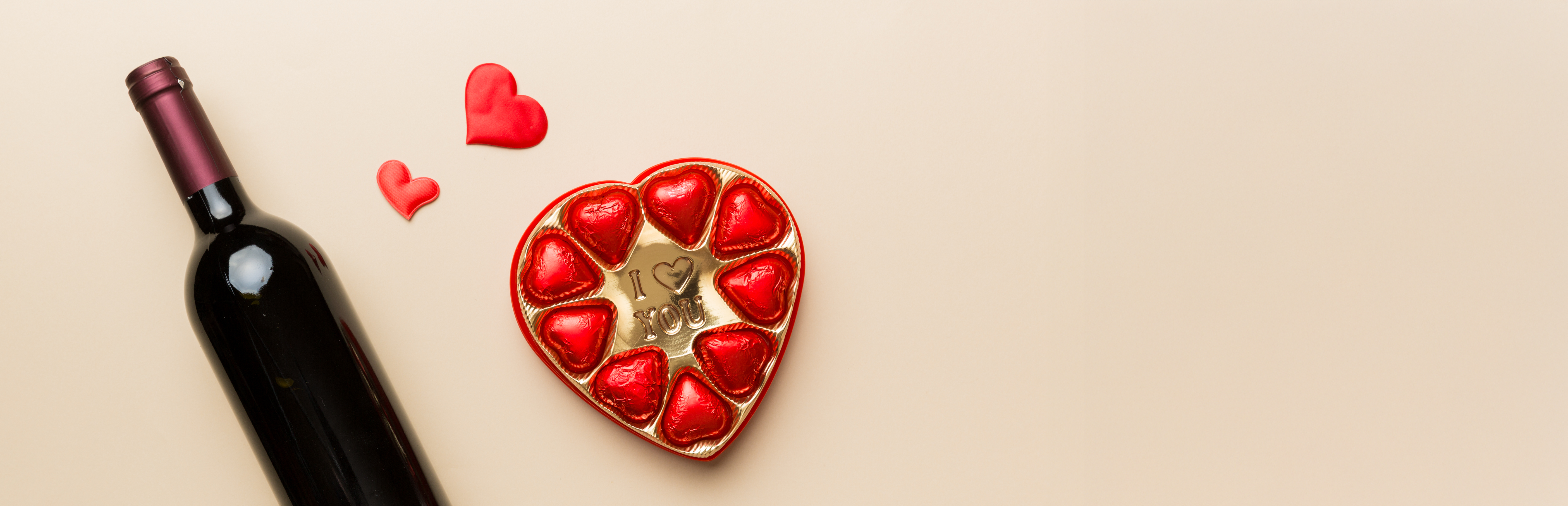 Bottiglia di vino rosso e cioccolatini a cuore per San Valentino