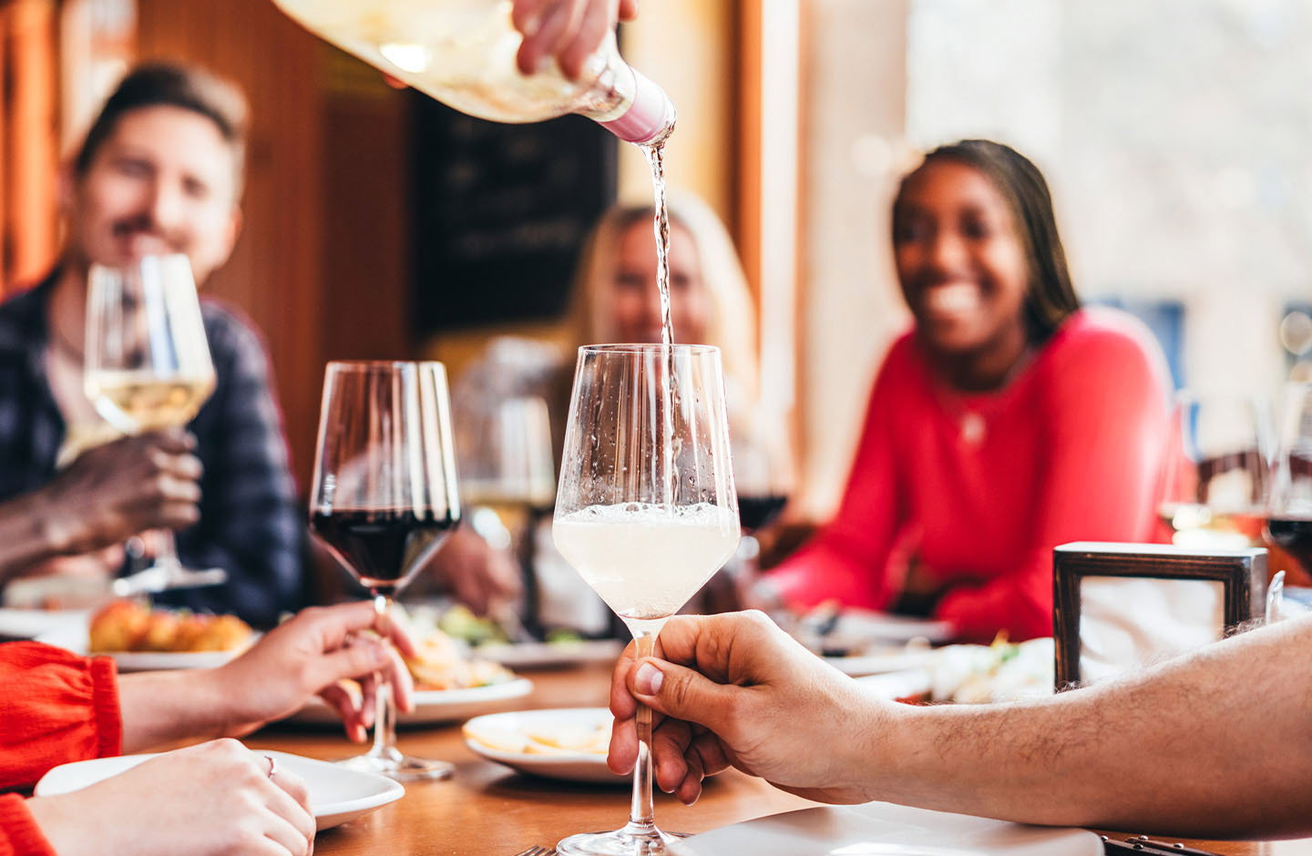 Calici di bollicine durante un aperitivo – approfitta delle offerte su spumanti e vini frizzanti in sconto