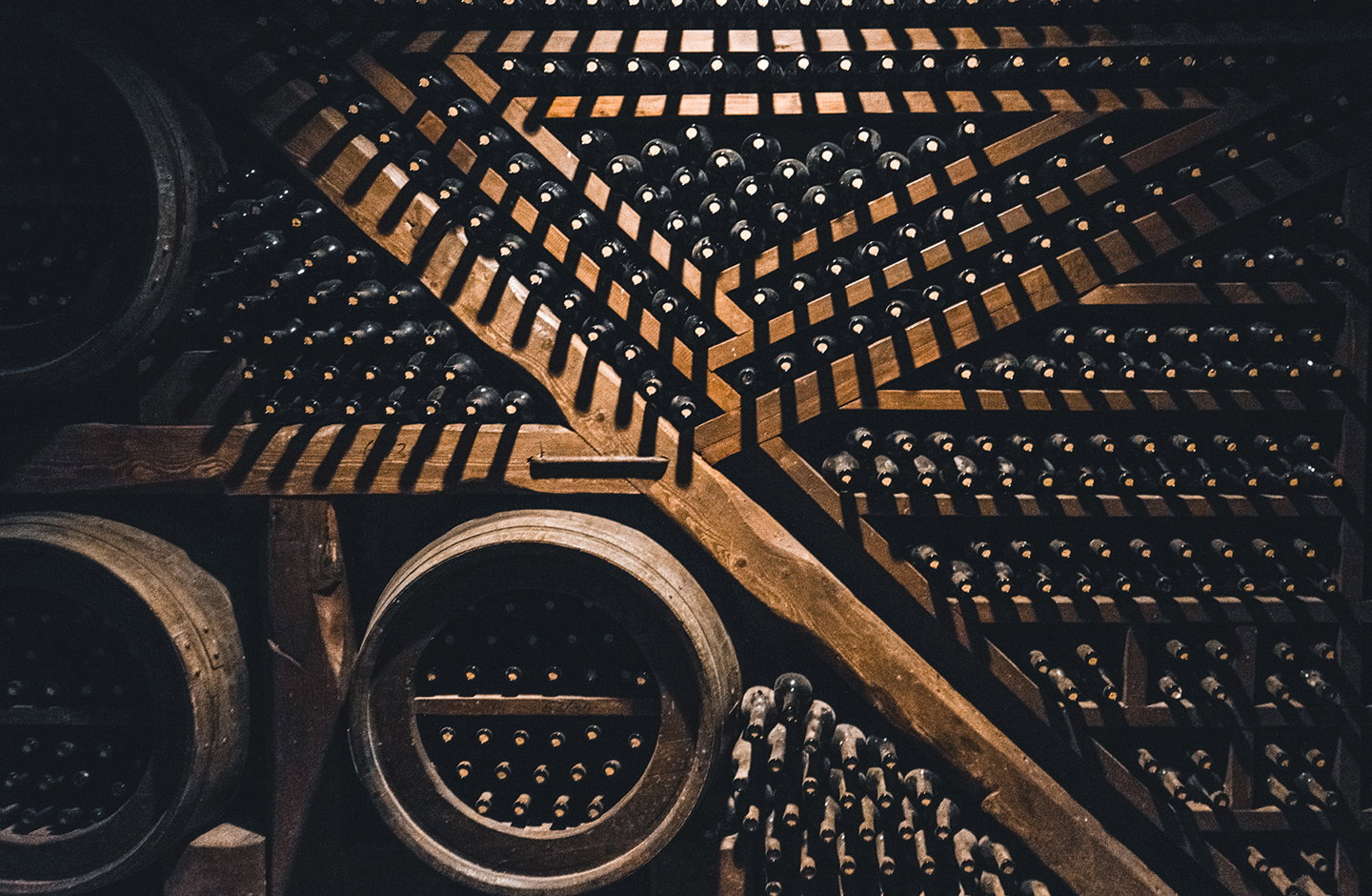 Bottiglie di vino in cantina illuminate per il Black Friday