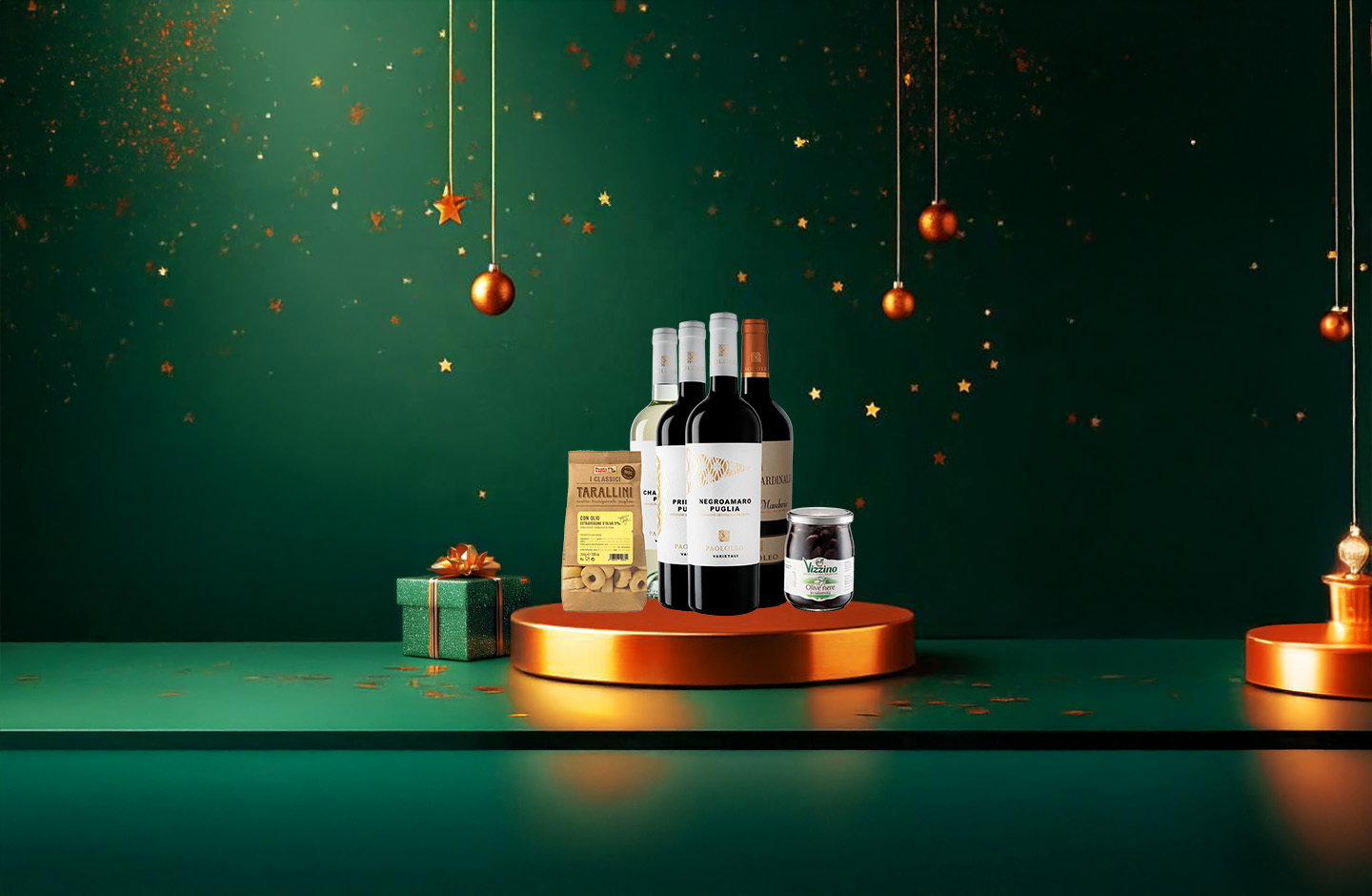 Selezione di vini rossi e bianchi, tarallini e olive, confezione regalo natalizia con decorazioni e sfondo verde.