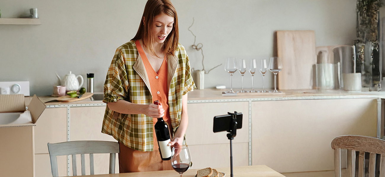 Degustazione di vino in streaming – un wine communicator si prepara a registrare