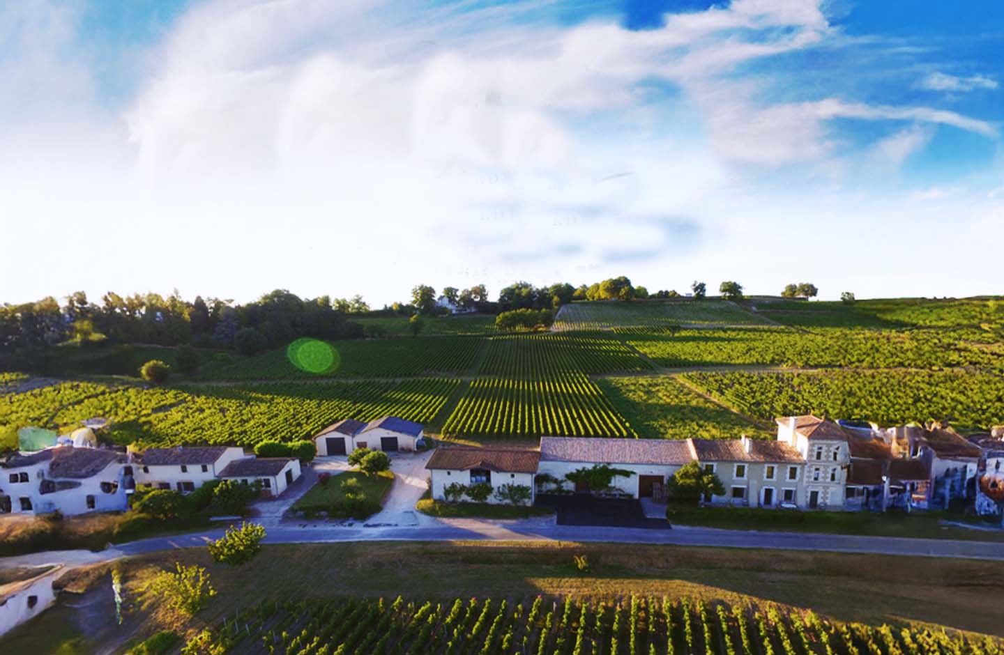 Veduta aerea dei vigneti e del villaggio storico di Canon-Fronsac, rinomata denominazione della riva destra di Bordeaux