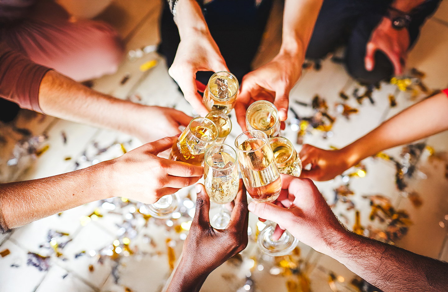 Brindisi con calici di spumante per il Capodanno