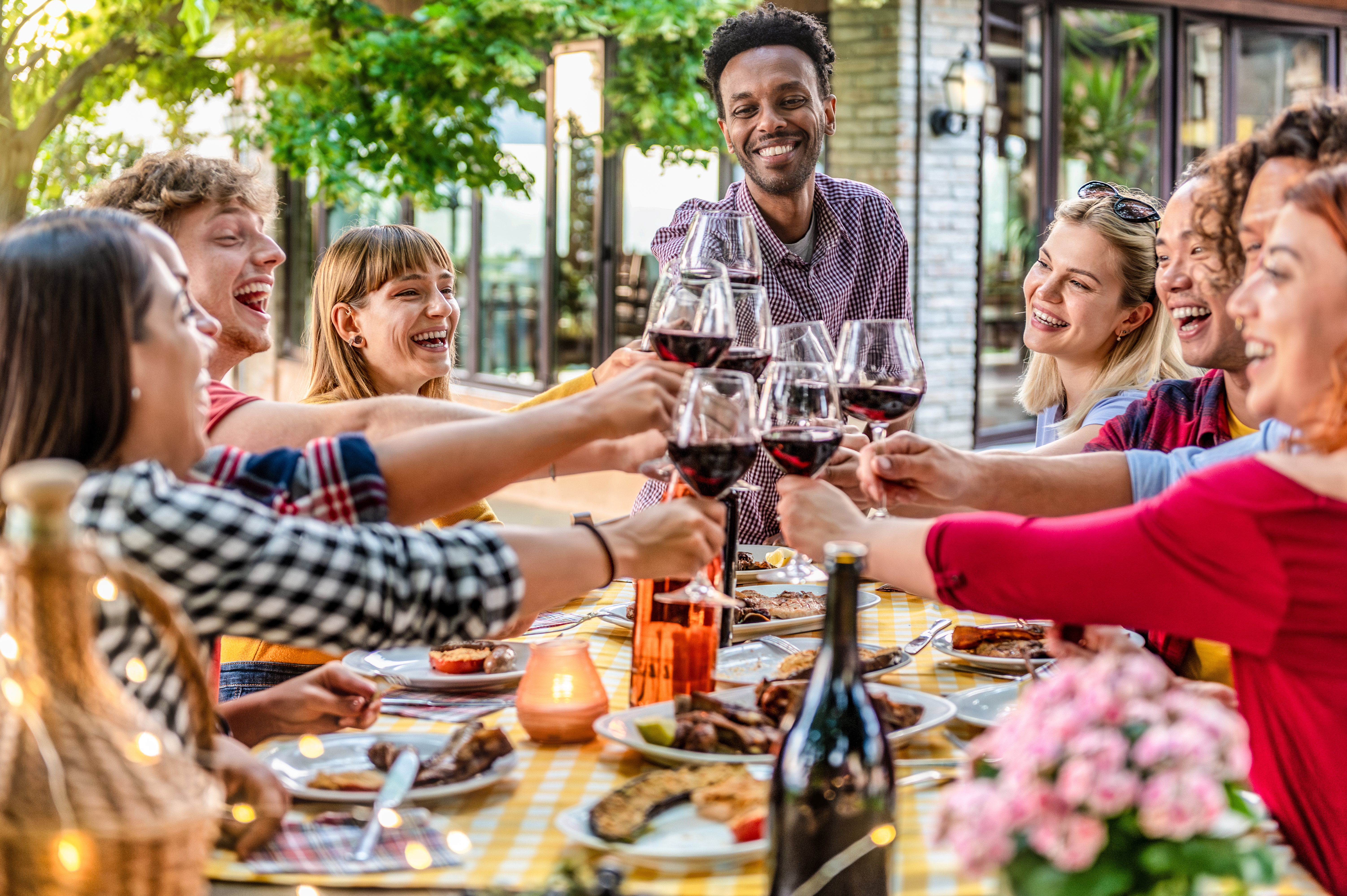 Brindisi tra amici con calici di vino dell’Abruzzo 