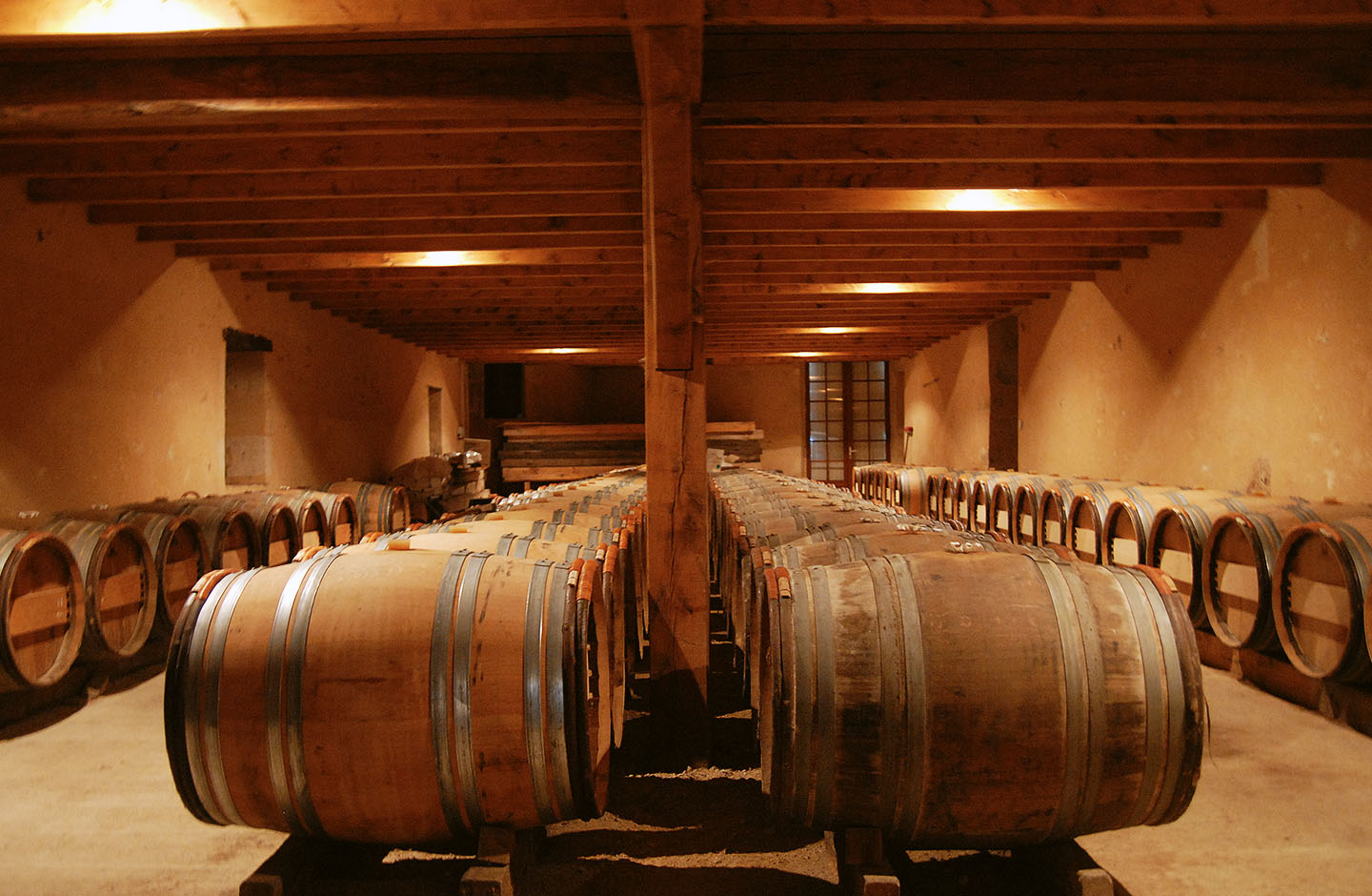 Barriques di affinamento per il vino Sauternes AOP