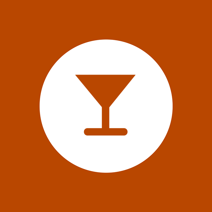 Brindisi con calici di vino bianco tra amici, ideale per l’aperitivo.