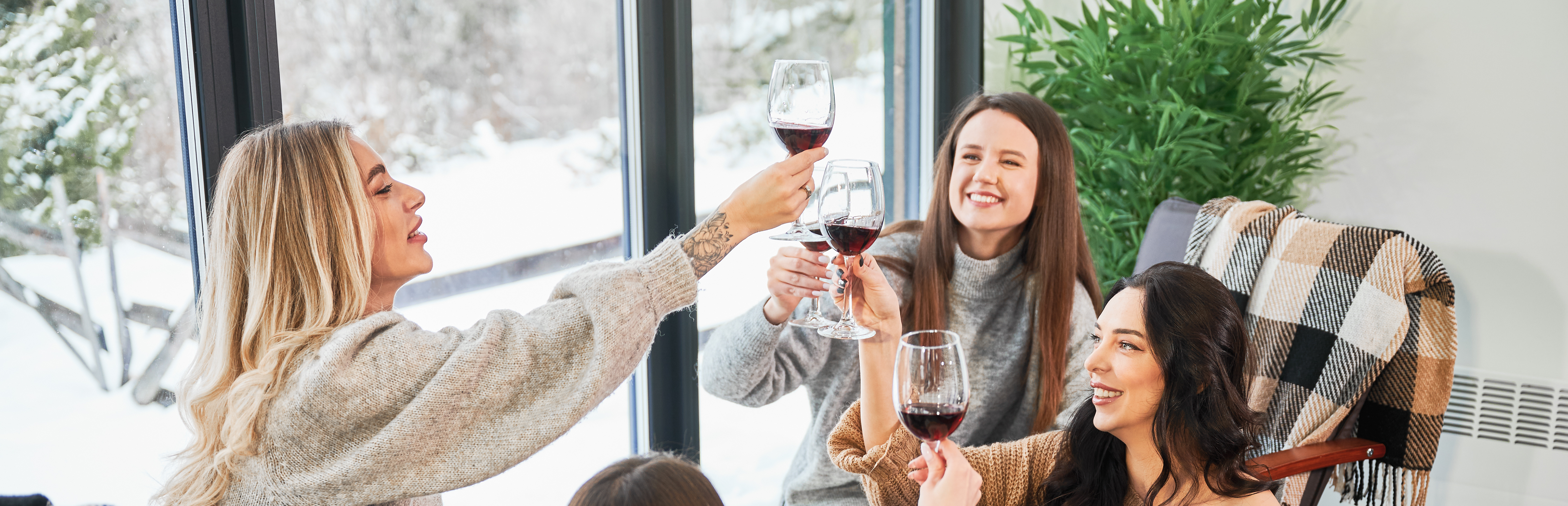 Amiche brindano con vino rosso durante la Festa della Donna