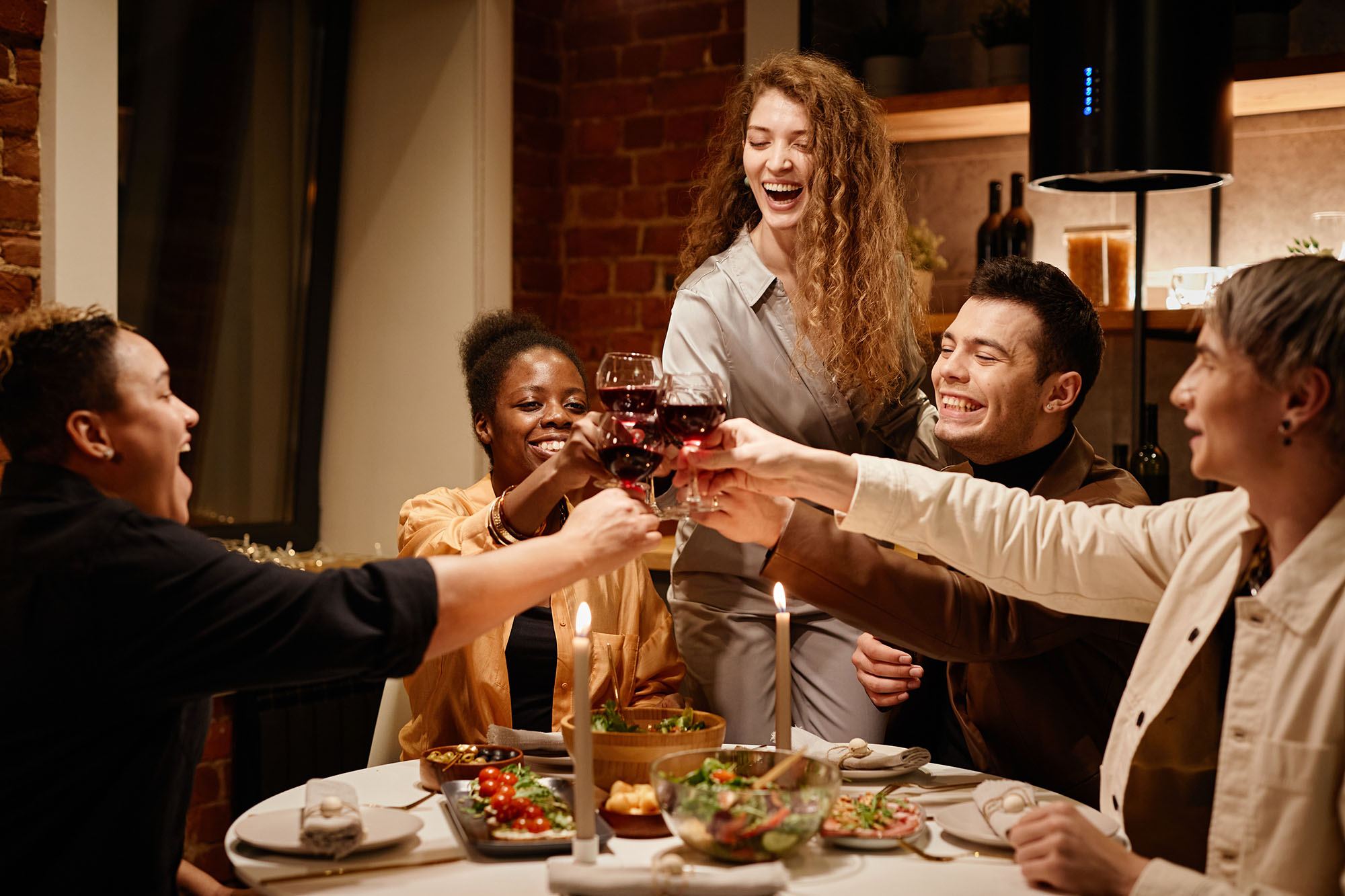 Banner persone che bevono vino in compagnia