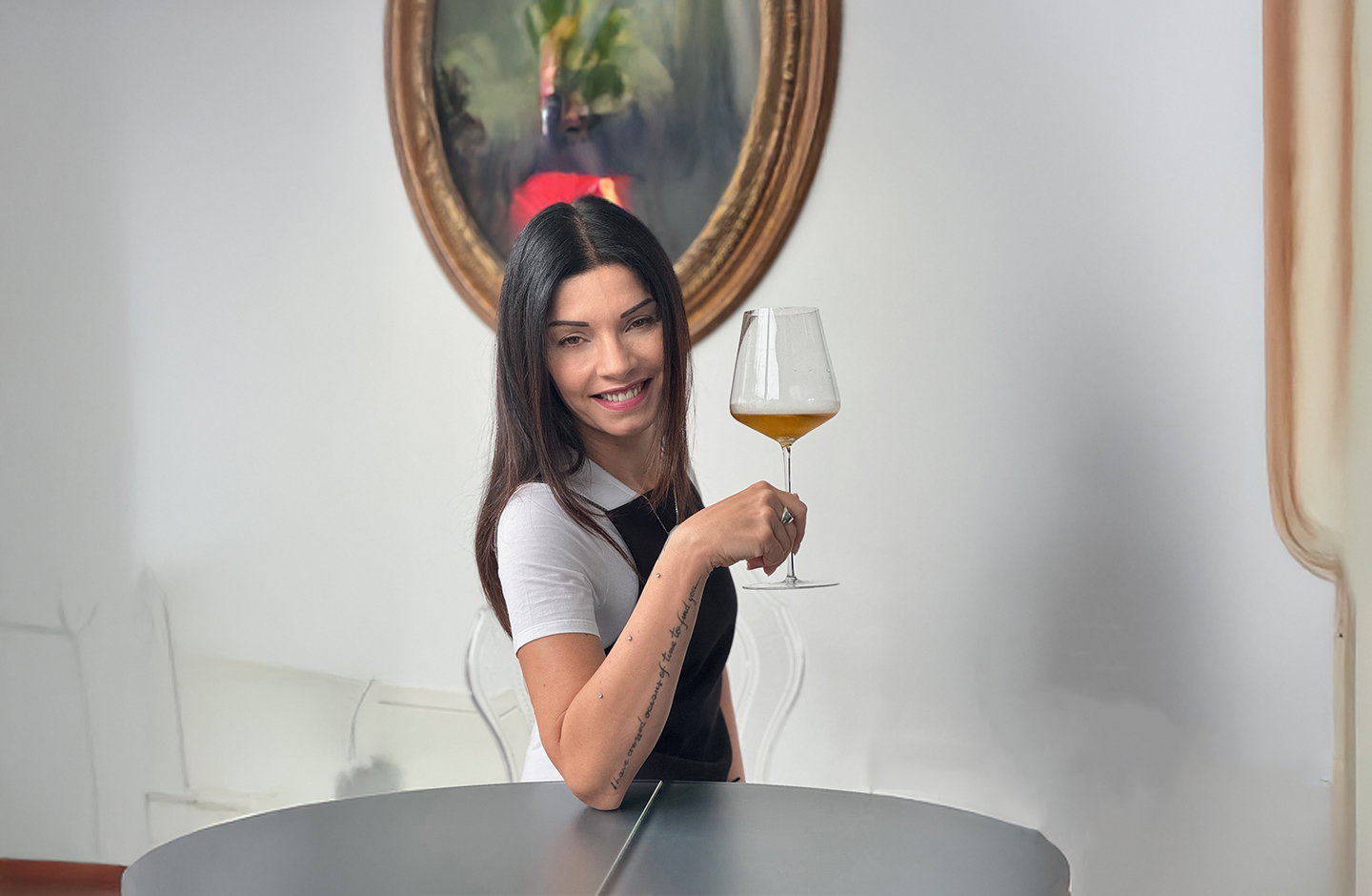 Simona Geri, sommelier e wine communicator, brinda con un calice di vino bianco