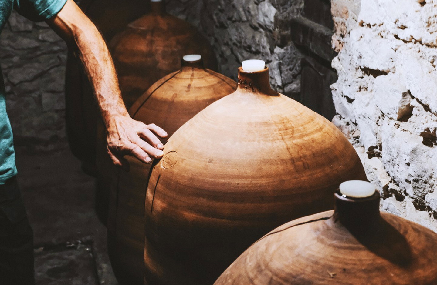 Anfora in terracotta nella vinificazione tradizionale del Gaillac