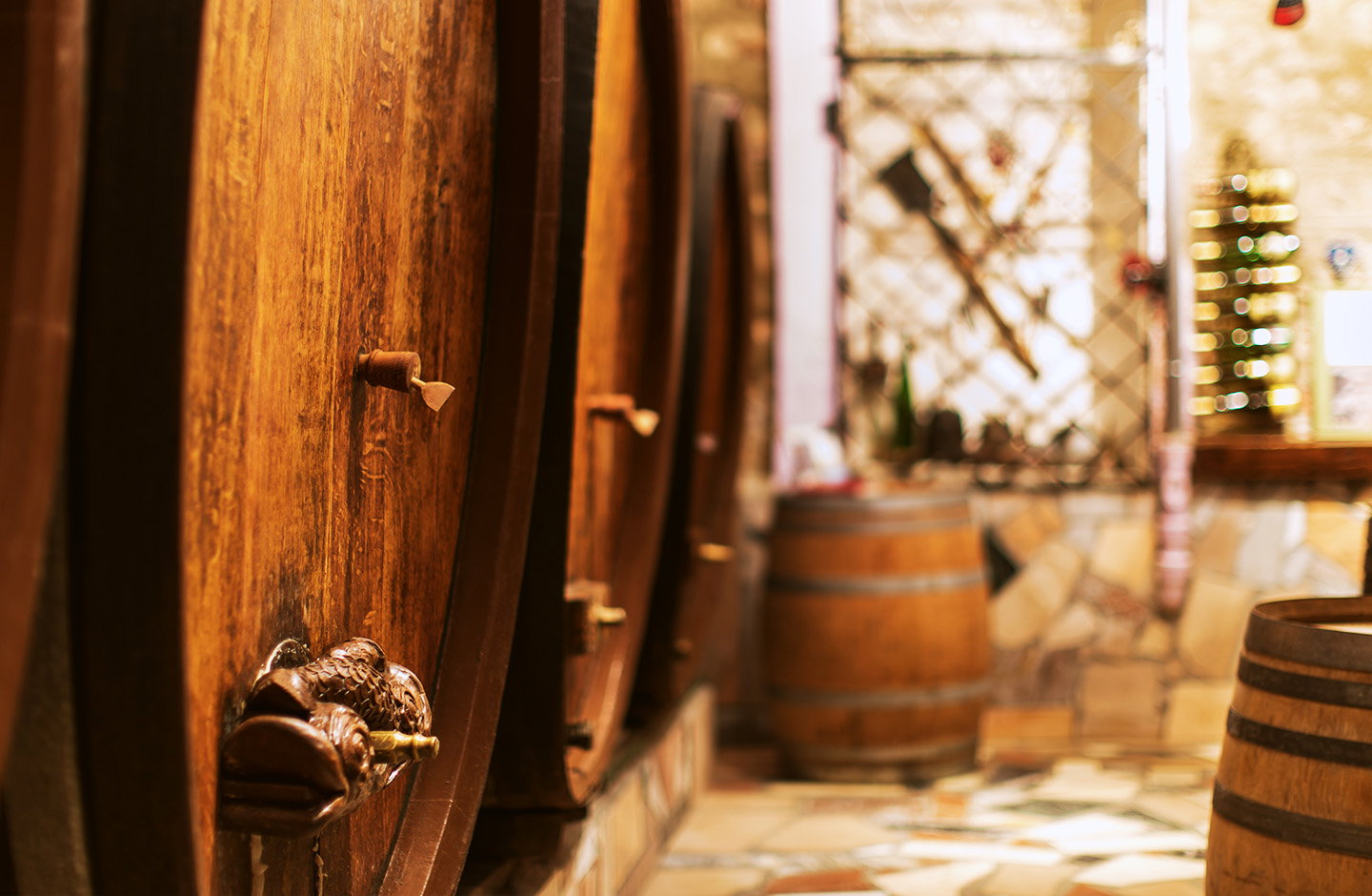 Botti di vino nelle cantine dell’Alsazia