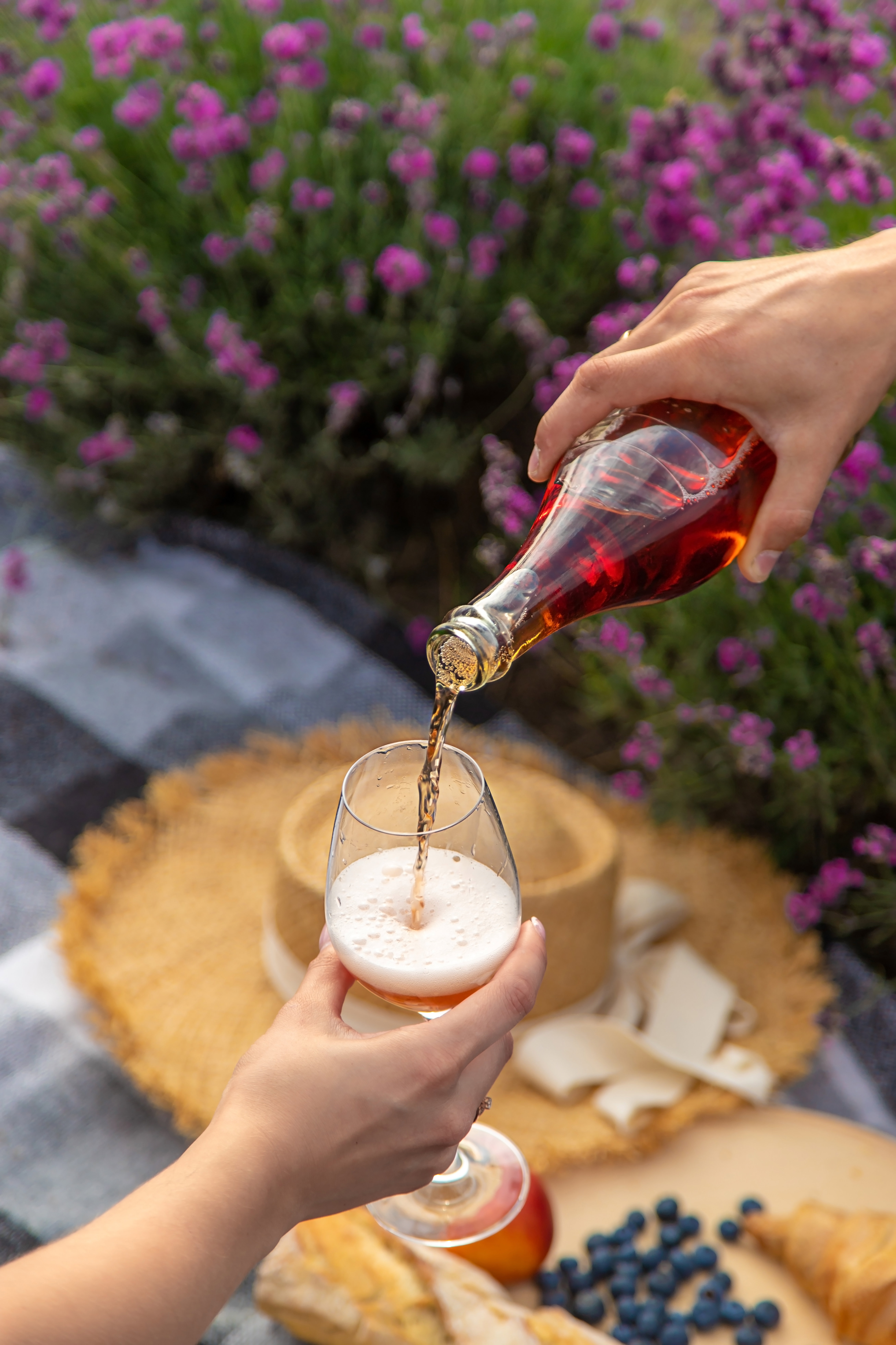 Bottiglia di vino col fondo versata in un calice – vino frizzante naturale non filtrato