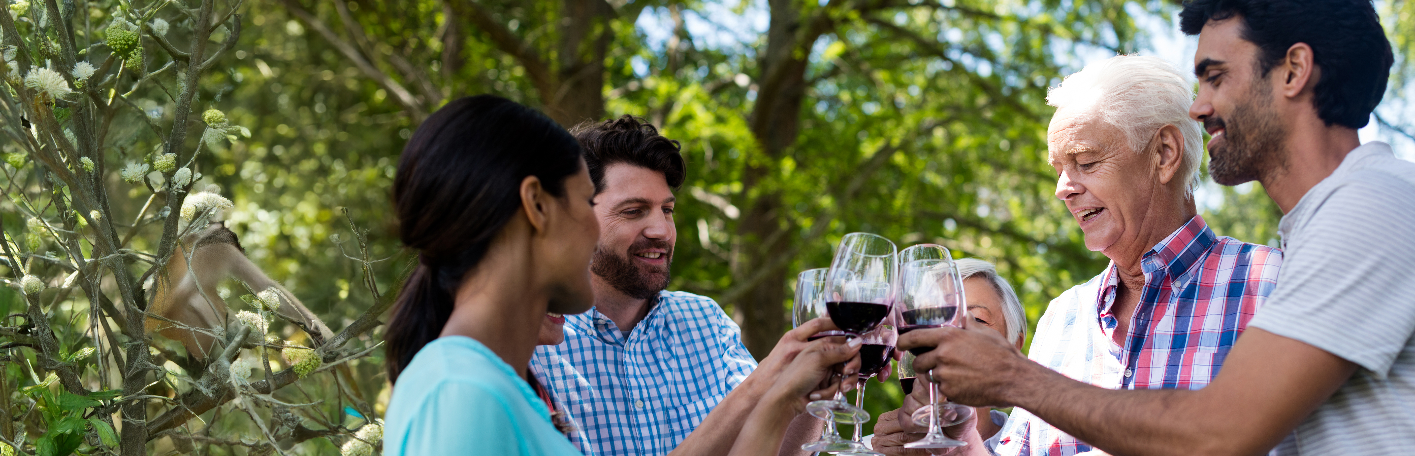 Famiglia brinda con vino rosso all’aperto per la Festa del Papà